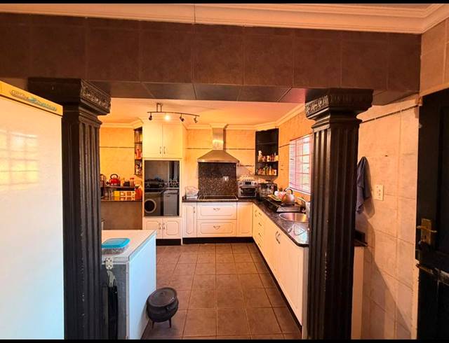 5 BEDROOM HOUSE FOR SALE IN GOLF PARK